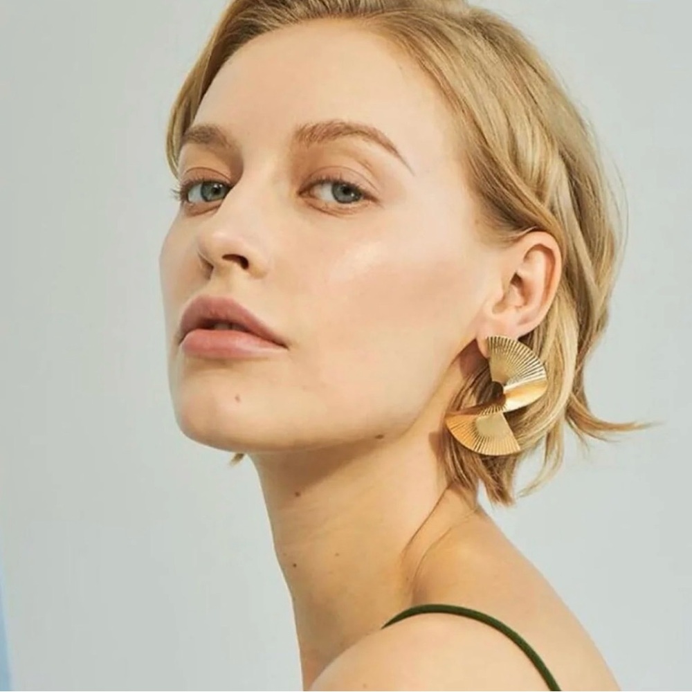 Elegant Gold-Tone Twist Women's Earrings
